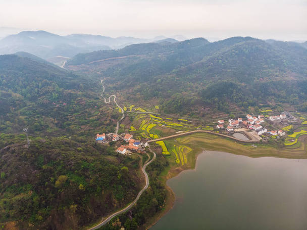 Hubei Daye Zhaoshan Orman Parkı 'nın bahar havacılık manzarası - Fotoğraf, Görsel