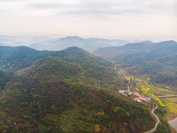Photographie aérienne printanière du parc forestier Hubei Daye Zhaoshan
 - Photo, image