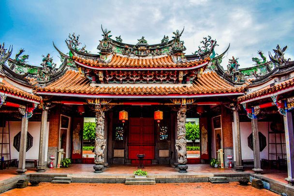 Původní taiwanský starý chrám s bohatou výzdobou v Taichung, Tchaj-wan - Fotografie, Obrázek