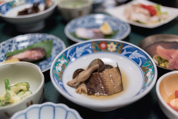 Herkullinen marinoitu kala ja sieni japanilainen ruokalaji
 - Valokuva, kuva