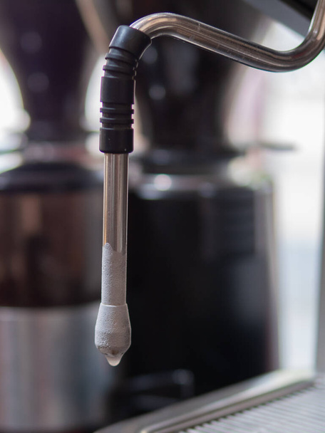 Mancha de primer plano de leche espumada en la varita de vapor de la máquina de café expreso. varita de vapor sucia en la máquina de café espresso
. - Foto, Imagen