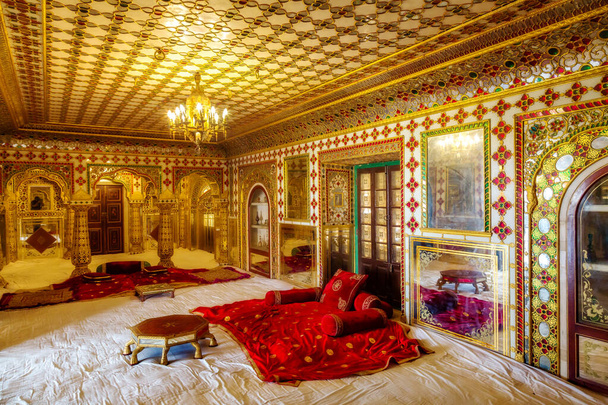 Historische City Palace Jaipur Ansicht der königlichen Zimmer mit mittelalterlicher Architektur mit Kunstwerken aus Gold und Edelsteinen in Rajasthan Indien  - Foto, Bild