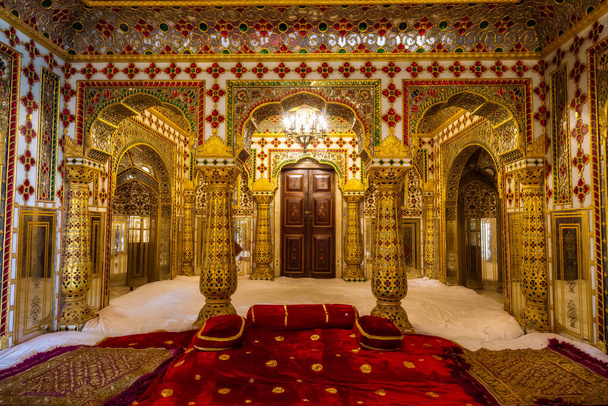 歴史的都市宮殿インドのラジャスタン州で金と貴重な宝石で作られた複雑なアートワークを持つジャイプール中世の王室の部屋のインテリアアーキテクチャ - 写真・画像