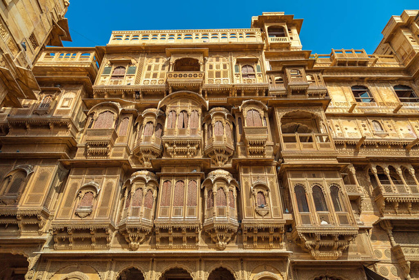 Μεσαιωνικό κτίριο πολιτιστικής κληρονομιάς από κίτρινο ασβεστόλιθο με περίπλοκο έργο τέχνης γνωστό ως το Patwon ki Haveli στο Jaisalmer, Rajasthan, Indiais ένας δημοφιλής τουριστικός προορισμός. - Φωτογραφία, εικόνα
