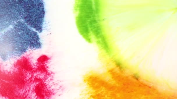 Colores abstractos rosa, amarillo, verde y azul, la pintura se vierte con un líquido multicolor todavía grueso de diferentes lados de la leche. Texturas brillantes y manchas de fluido espeso mezclan en la pintura
. - Metraje, vídeo