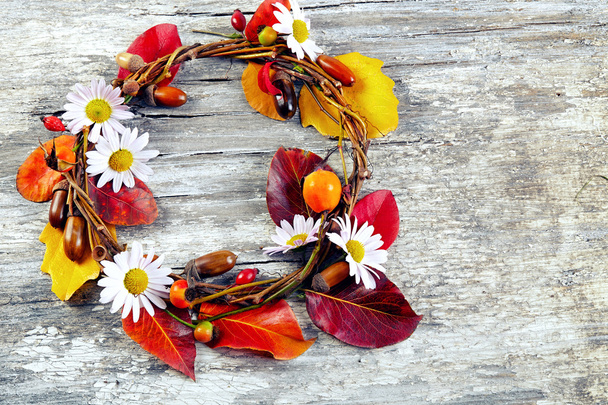 őszi Virág Koszorú, rusztikus, fából készült háttér - Fotó, kép