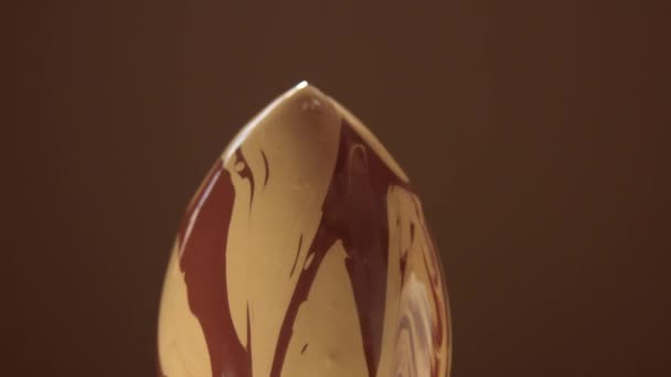 σφουγγάρι σε σχήμα αυγού καλυμμένο με υγρό θεμέλιο για βαθύ δέρμα - Πλάνα, βίντεο