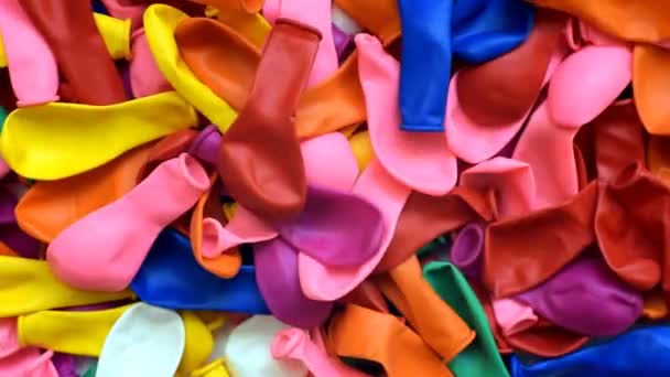 Mnoho nafukovací balónky barev, vypuštěné v hromadě, barevné pozadí - Záběry, video