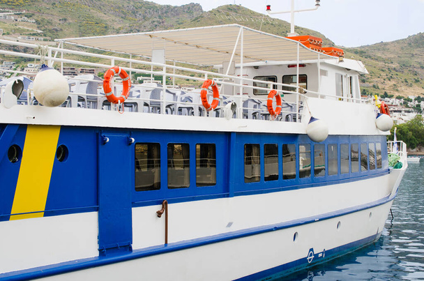 Barco turístico vacío. Barcos de recreo en muelle en Turgutreis, Bodrum, Turquía
 - Foto, Imagen
