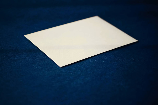 Leere beige Papierkarte auf blauem Hintergrund, Geschäfts- und Luxusmarken-Identitäts-Attrappe - Foto, Bild