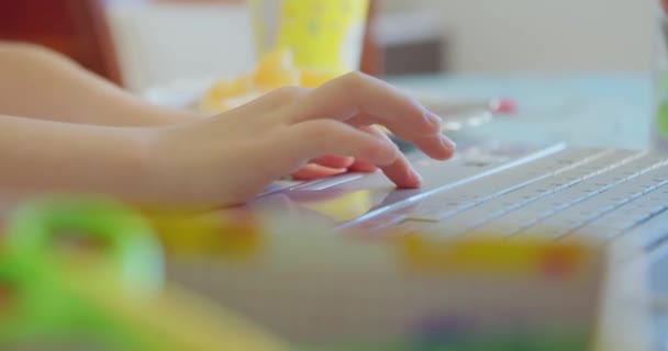 Kinder arbeiten zu Hause und machen mit seinem Laptop 19 Tage lang die Hausaufgaben. - Filmmaterial, Video