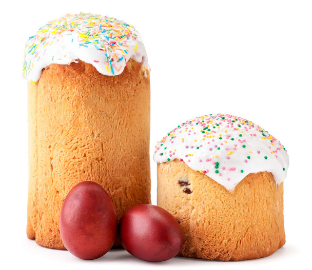 Dwa wielkanocne ciasta i kolorowe jajka na białym tle. Skład wielkanocny - Zdjęcie, obraz