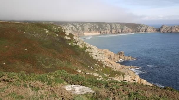 de kust van Cornwall in herfst mist en blauwe hemel in de buurt van minack - Video