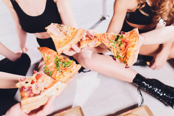 Five young women Eating Pizza at home. - Valokuva, kuva