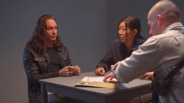  Deux policiers et un criminel dans une salle d'interrogatoire
 - Séquence, vidéo