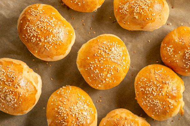 Homemade fresh bread buns with sesame seeds. - Zdjęcie, obraz