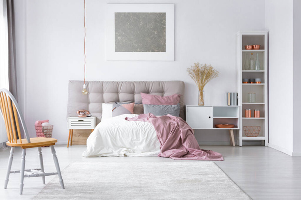 Bedroom with pastel pink and grey accents - Foto, afbeelding