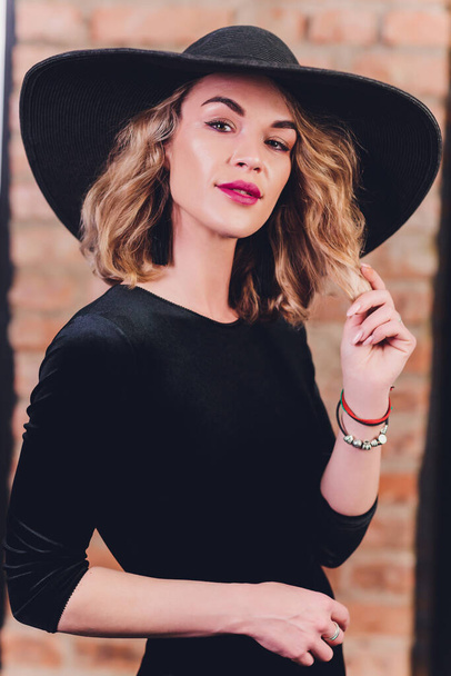 Beautiful woman in hat. Retro fashion. Dark Background. - Zdjęcie, obraz