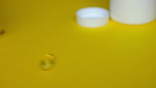 Golden omega 3 capsule di olio di pesce cadono su uno sfondo giallo
. - Filmati, video