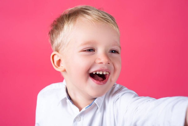 Cute boy, isolated. Portrait of a smiling boy. Funny little boy. 4-5 years old. - Foto, Bild