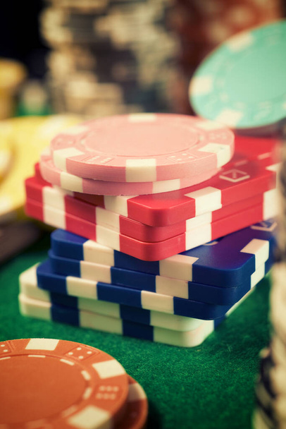 Άποψη των τσιπ καζίνο σε ένα καζίνο. - Φωτογραφία, εικόνα