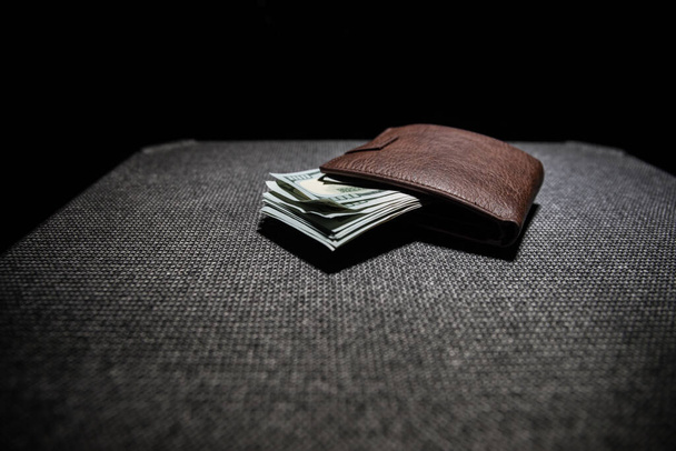 Elegante borsetta da uomo con soldi su fondo legno. borsa da uomo con denaro, carte di credito e debito sul tavolo di legno
 - Foto, immagini
