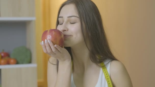 Ženy u stolu by s radostí snědly jablko a zasunuly perník. - Záběry, video