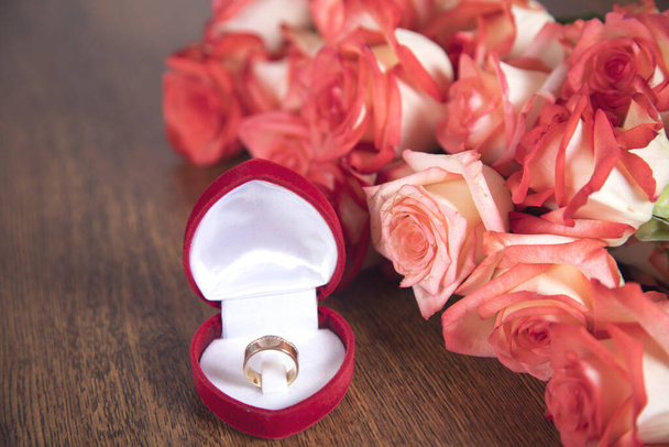 rosas y anillo en el fondo de la mesa
 - Foto, Imagen