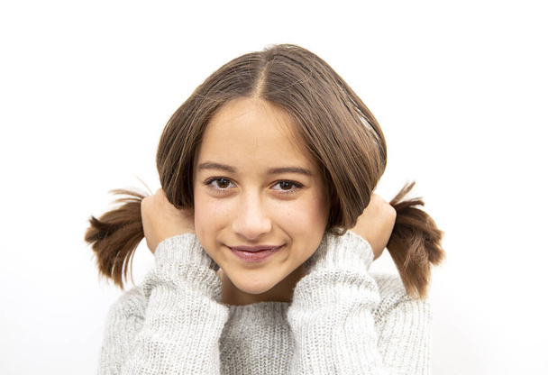 Молодая девушка улыбка, есть фук, шутить с ее волосами
 - Фото, изображение