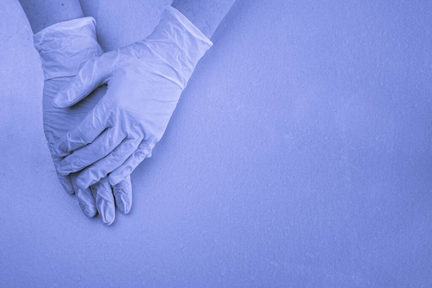 les mains des femmes en gants de latex médical, teinté bleu, copyspace
 - Photo, image