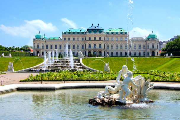 Belvedere Palace and fountains, Viena, Áustria
 - Foto, Imagem