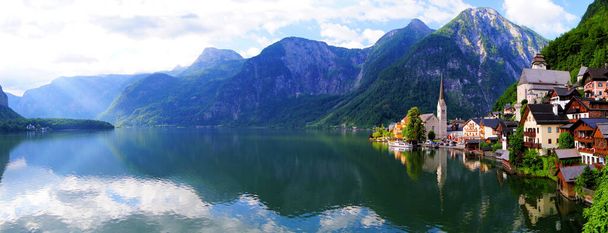 Kuuluisa järvinäköala Hallstattin kylään Alppien takana, Itävalta
 - Valokuva, kuva
