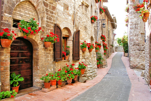 Assisi, İtalya 'da Çiçek Çizgili Sokak - Fotoğraf, Görsel