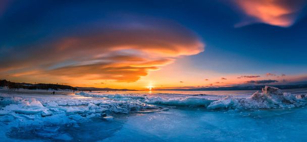 Auringonlasku taivas luonnon murtaa jäätä yli jäätyneen veden järven Baikal, Siperia, Venäjä. - Valokuva, kuva