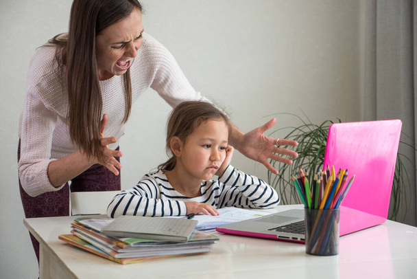 Wütende Mutter und gelangweilte Tochter während Online-Unterricht - Foto, Bild