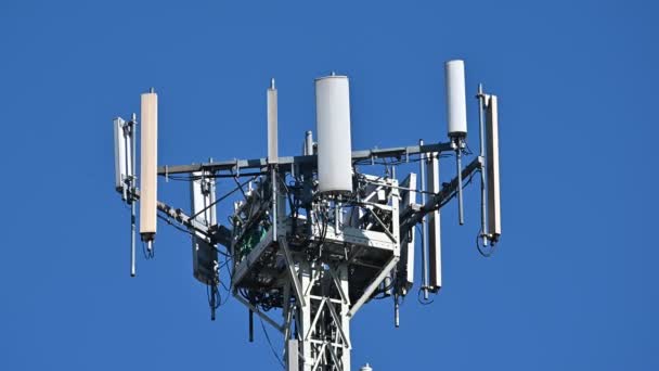 Images sur antenne de réseau cellulaire sur le toit d'un bâtiment. Journée ensoleillée, cadre statique
. - Séquence, vidéo