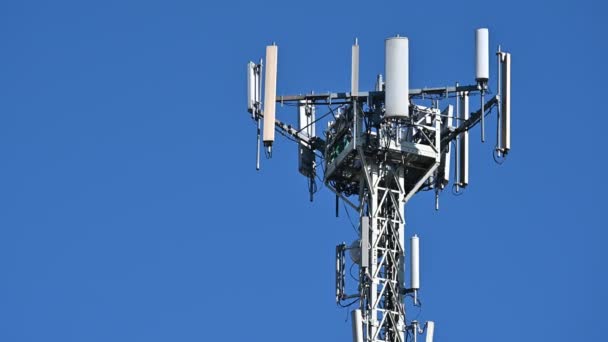 Felvételek egy épület tetején lévő mobilhálózati antennán. Napsütéses nap, statikus keret. - Felvétel, videó