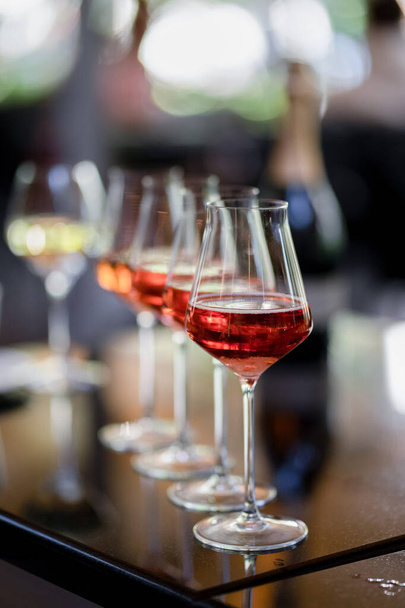 Ποτήρια ροζέ κρασιού στην καλοκαιρινή βεράντα - Φωτογραφία, εικόνα