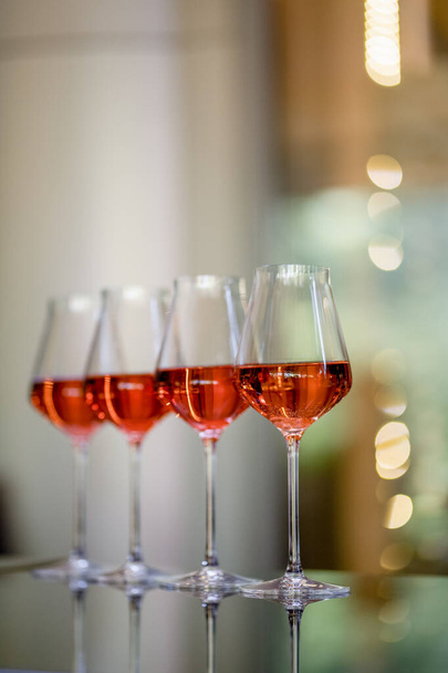 Vasos de vino de rosas en la terraza de verano
 - Foto, Imagen