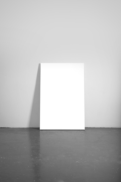 gray wall with placard - Foto, afbeelding