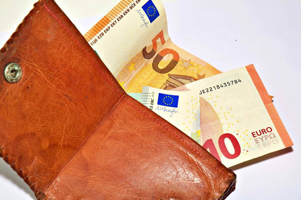 2020年4月18日(土):ロドスポーランド。白い背景の財布に5ユーロ、 10ユーロ、 50ユーロ - 写真・画像