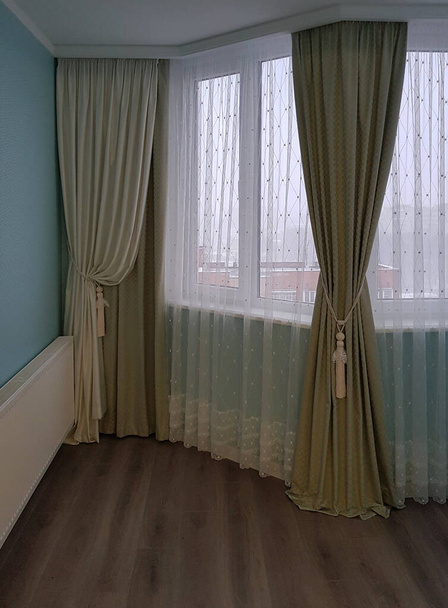 cortina no canto da sala
 - Foto, Imagem