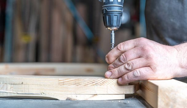 screwing wooden grinders with an electric cordless screwdriver - Foto, Bild