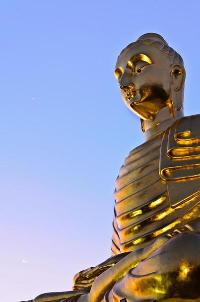 posąg Buddy w zmierzchu - Zdjęcie, obraz
