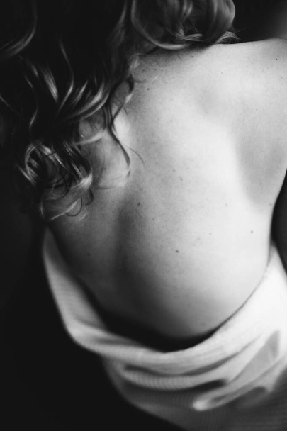 black and white studio portrait of a beautiful girl in a white sheet, beautiful female body, fashion and art - Φωτογραφία, εικόνα