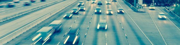 Час пик движения на прифронтальной дороге и юго-западной автостраде в центре Хьюстона, США замедленное движение
 - Фото, изображение