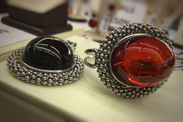 Jóias de luxo com âmbar mexicano vermelho em molduras de prata
.  - Foto, Imagem