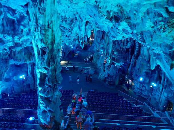 ГИБРАЛТАР, Великобритания - 21 ОКТЯБРЯ 2019 года: вид изнутри пещеры Святого Михаила в Гибралтарской скале
.. - Фото, изображение