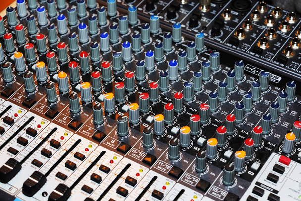 Détail d'une table de mixage musicale avec plusieurs boutons
 - Photo, image