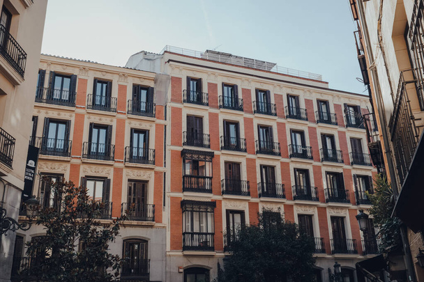 Madrid, España - 26 de enero de 2020: Fachada de un edificio tradicional de bloques de apartamentos en el casco antiguo de Madrid, capital de España, conocida por sus ricos repositorios de arte europeo
. - Foto, Imagen